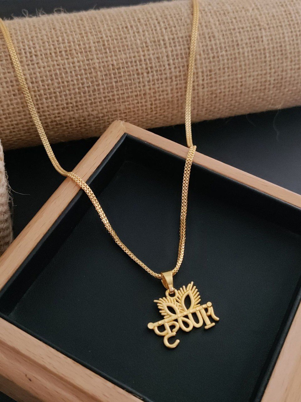 Elegant Heart Glow Gold Necklace
